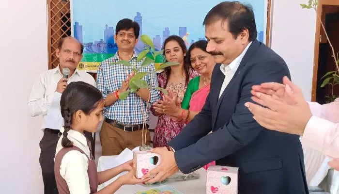 बाराबंकी: स्वच्छ भारत अभियान पर छात्रों में हुई प्रतियोगिता, पेंटिंग के माध्यम से बच्चों ने अपने मनोभावों को कागज पर उकेरा