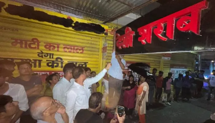 लखनऊ: कालोनी में खुला देशी शराब का ठेका तो भड़की महिलाएं, किया प्रदर्शन
