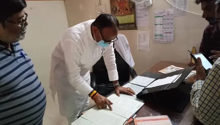बाराबंकी: डिप्टी सीएम को निरीक्षण के दौरान सीएचसी में मिली गंदगी, सीएमओ को फोन पर लगाई फटकार, दिये ये निर्देश