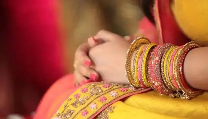 अलीगढ़: महिला को नहीं लगी भनक और उसके नाम पर हो गया यह काम, पति भी जानकर हुआ हैरान