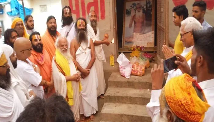 अयोध्या: महंत रामाज्ञा दास की पुण्यतिथि पर श्रद्धांजलि सभा का हुआ आयोजन, संत व धर्माचार्यों ने अर्पित की श्रद्धांजलि