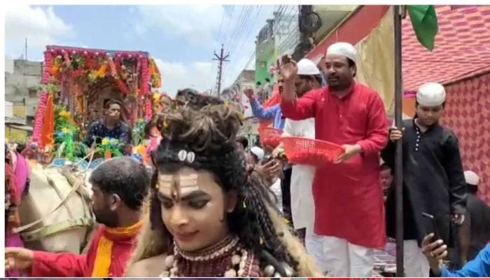 हरदोई: बम-बम भोले बोलते हुए मुस्लिमों ने कांवड़ियों पर बरसाए फूल