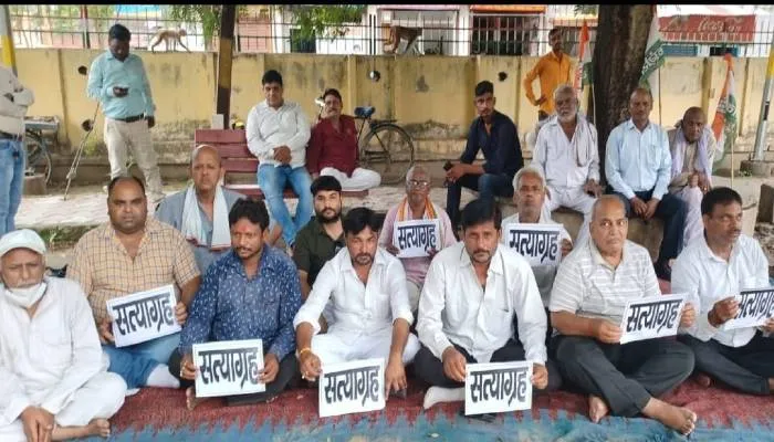 अयोध्या: केंद्र सरकार के खिलाफ कांग्रेसियों ने किया सत्याग्रह, कहा- भाजपा सत्ता के मद में अंधी हो गई है