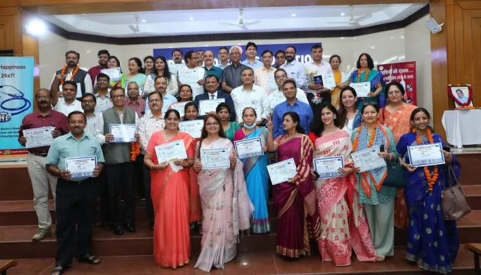 डॉक्टर्स-डे पर चिकित्सा रत्न सम्मान से नवाजे गये चिकित्सक, डॉ. अनुराधा की किताब का हुआ विमोचन