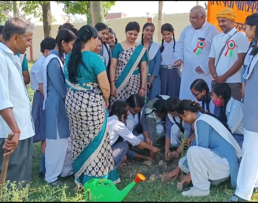 रायबरेली : पौधरोपण कर छात्रों ने मनाई क्रांतिकारी मंगल पांडे की जयंती, समझा पर्यावरण का महत्त्व
