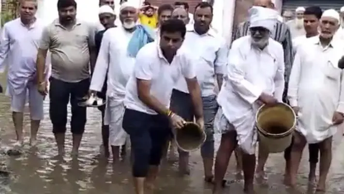 बुलंदशहर : जलभराव के बीच पहुंचे विधायक, खुद बाल्टी लेकर निकाला पानी