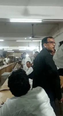 लखनऊ : बार एसोसिएशन चुनाव में झड़प, चुनाव अधिकारियों से भिड़े अध्यक्ष पद के प्रत्याशी