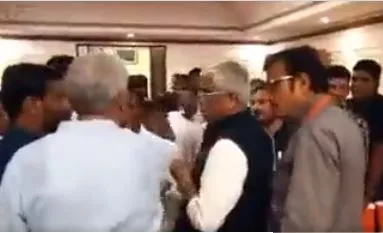 मुर्मू के स्वागत कार्यक्रम से पहले भाजपा के दो वरिष्ठ नेताओं में हुई गर्मागर्मी, देखें वीडियो