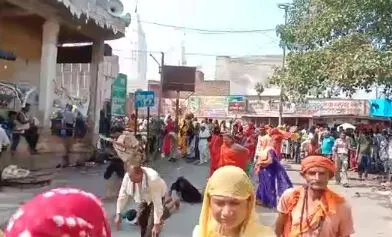 मथुरा: परिक्रमार्थियों की आस्था के आगे धूप और तपिश ने टेके घुटने