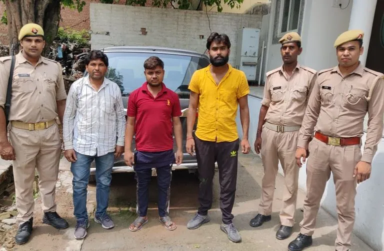 बरेली: ऑनलाइन गाड़ी बुक कर लूट करने वाले गिरोह का पर्दाफाश, तीन गिरफ्तार, लूटी गई इनोवा कार बरामद
