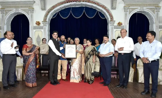 लखनऊ : लखनऊ विश्वविद्यालय की नैक टीम को राज्यपाल ने किया सम्मानित, कही यह बात