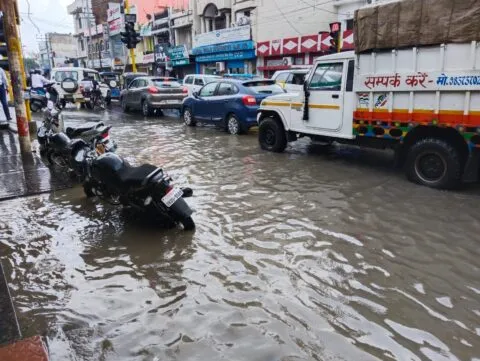 हल्द्वानी: चंद मिनटों की बारिश ने खोली नगर निगम की पोल, अधिकारियों के दावे हो गए पानी-पानी… देखें VIDEO
