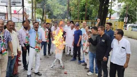 हल्द्वानी: रसोई गैस के दामों में वृद्धि पर कांग्रेस ने फूंका केंद्र सरकार का पुतला… देखें VIDEO
