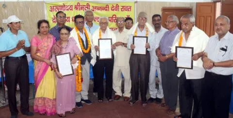 हल्द्वानी: अरुणोदय धर्मशाला में वृद्धजन सम्मान से नवाजे गए समाजसेवी, निर्धन विद्यार्थियों मिले छात्रवृत्ति के चेक