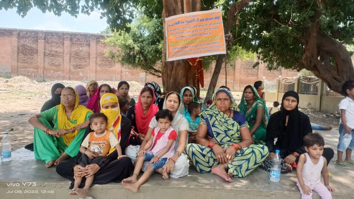 शाहजहांपुर: बीडीओ-एडीओ के खिलाफ भूख हड़ताल पर महिलाएं