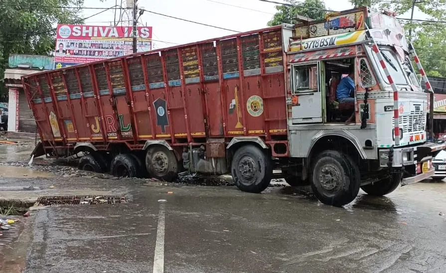 हल्द्वानी: मूसलाधार बारिश और तेज गड़गड़ाहट ने की लोगों की धड़कने तेज, रास्ते धंसे वाहन फंसे…देखें वीडियो