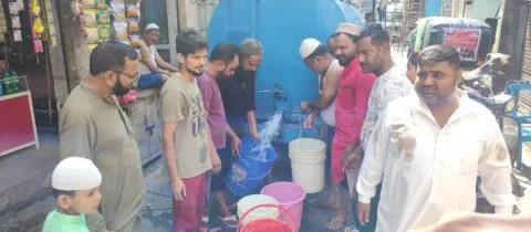 हल्द्वानी: ईद उल अजहा पर बिजली ने छुड़ाए पसीने, लोगों ने टैंकरों से ढोया पानी