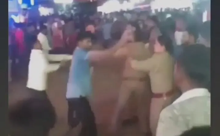पीलीभीत: मेले में दौड़ा-दौड़ाकर पुलिसकर्मियों की पिटाई, वीडियो वायरल, देखें