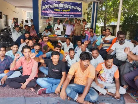 जल संस्थान में धरने पर बैठे संविदा कर्मी, जमकर की नारेबाजी