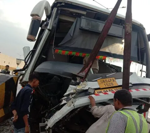 गाजियाबाद के पास डिवाइडर से टकराई काठगोदाम डिपो की वॉल्वो बस, चालक समेत 12 घायल