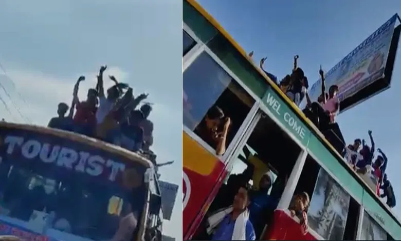बरेली: प्राइवेट बस की छत पर कांवड़ियों का हुड़दंग, वीडियो वायरल