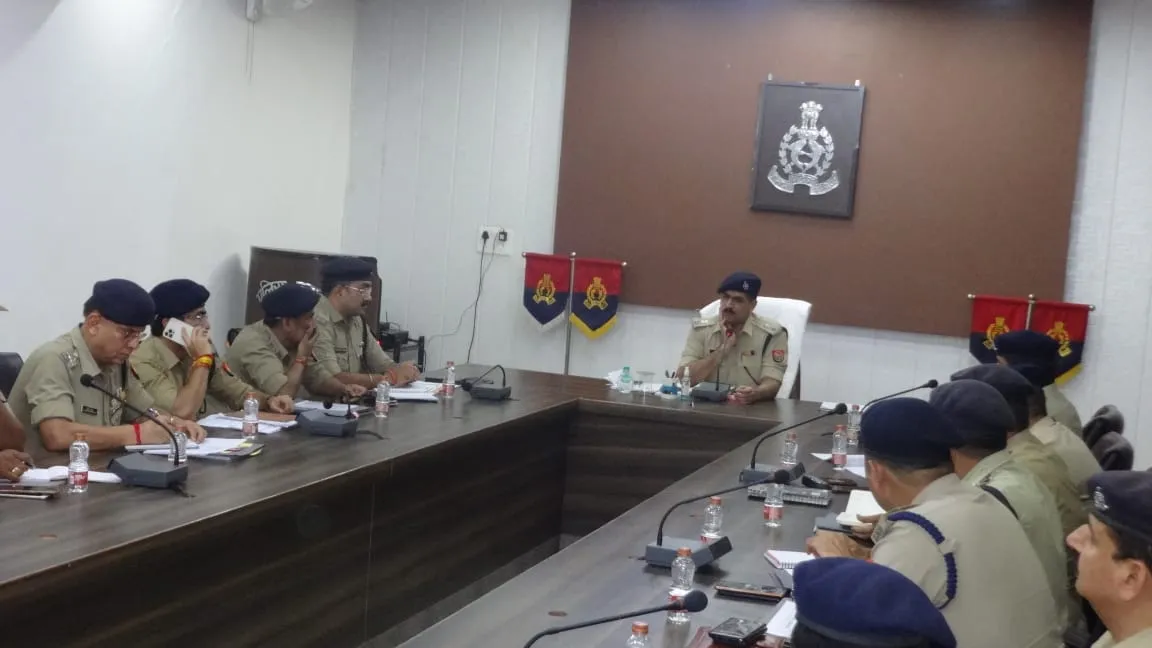 मथुरा: जनता की फरियाद न सुनने पर SSP के सख्त तेवर, कहा- कार्यप्रणाली सुधार लो वरना बिस्तर बांध लो