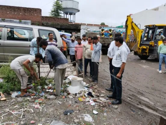 हल्द्वानी: नगर निगम ने जमीन पर लिया कब्जा, बैंड वाहन हटवाए