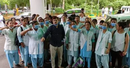 हल्द्वानी: अब ऑउटसोर्स नर्सिंग स्टॉफ ने खोला मोर्चा, चार माह से वेतन न मिलने से नाराज