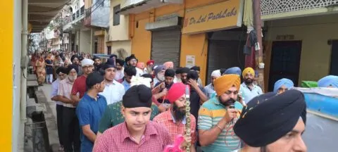 हल्द्वानी: गुरु हरिकृष्ण साहिब जी के प्रकाश पर्व पर निकली प्रभातफेरी, पुष्पवर्षा से स्वागत