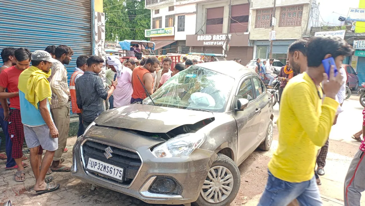 लखीमपुर-खीरी: अनियंत्रित होकर स्वीट्स हाउस में खुसी कार, चालक की मौत
