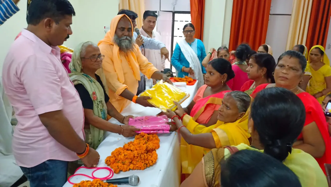 पीलीभीत: बाल विकास विभाग की ओर से आयोजित हुआ साड़ी वितरण कार्यक्रम