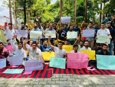 बेच दिया भई बेच दिया उत्तराखंड को बेच दिया… हल्द्वानी में आखिर क्यों लगे नारे ? मुख्यमंत्री जी सुन लीजिए गुहार… देखें VIDEO