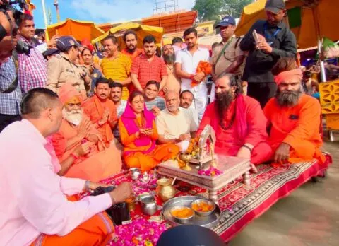 हरिद्वार: कैबिनेट मंत्री रेखा आर्य ने उठाई कांवड़, लिंगानुपात को लेकर दिया यह संदेश… देखें VIDEO