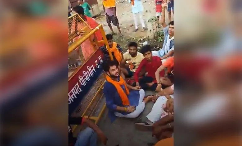 पीलीभीत: कोतवाली क्षेत्र में फिर रुका डीजे वाहन, कांवड़ियों का धरना