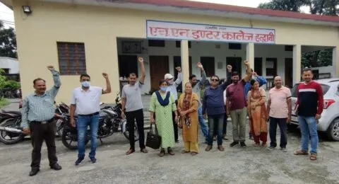 हल्द्वानी: वेतन न मिलने से नाराज एचएन इंटर कॉलेज के शिक्षक-कर्मचारियों का प्रदर्शन, कार्य बहिष्कार की चेतावनी दी