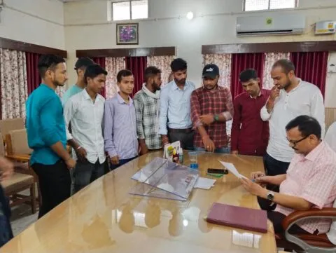 कुमाऊं के सबसे बड़े महाविद्यालय के मुख्य गेट पर अतिक्रमणकारियों का बसेरा, कार्रवाई को प्राचार्य से मिले छात्र