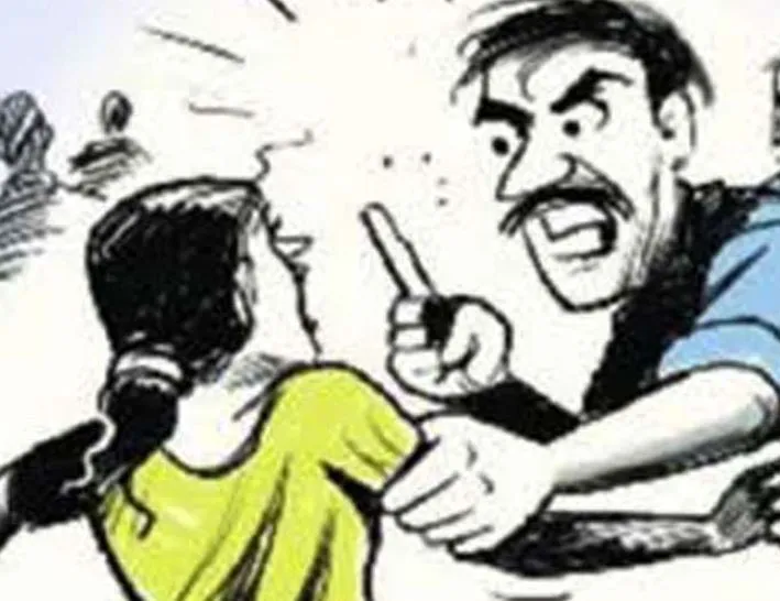आगरा : शोहदों ने दो लड़कियों को गाड़ी से गिराकर पीटा, भीड़ ने एक आरोपी को पकड़ा