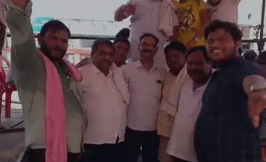 मथुरा: परिक्रमा लगाकर थके हारे लोग बोले जय हो तेरी कान्हा