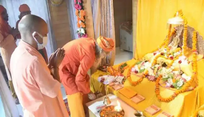 अयोध्या: सीएम योगी ने राम दरबार में लगाई हाजिरी, मंदिर निर्माण का लिया जायजा