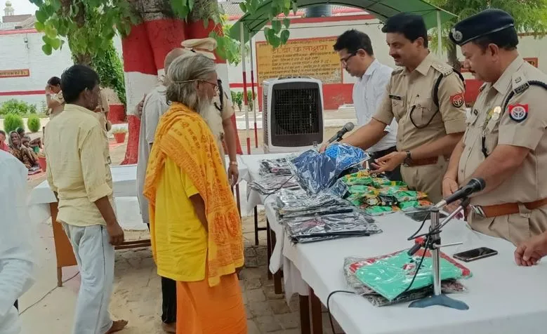 शाहजहांपुर: एसपी सिटी और नगर मजिस्ट्रेट ने जेल बंदियों को बांटे कपड़े