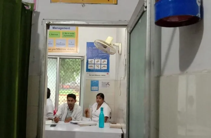 पीलीभीत: तीन फार्मासिस्ट पर जिला अस्पताल की कमान, 20-20 घंटे कर रहे ड्यूटी