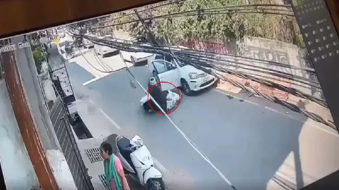 लखनऊ : कार के दरवाजे से टकराया स्कूटी सवार, मुंह के बल गिराकर मौत, वीडियो वायरल