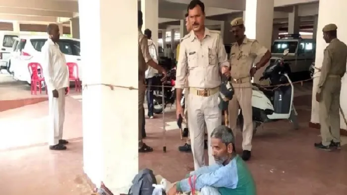 आजमगढ़: कलेक्ट्रेट परिसर में जहरीला पदार्थ खाकर खुदकुशी करने की कोशिश…जानें क्या है मामला