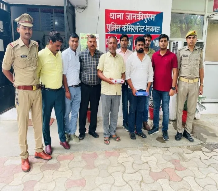 लखनऊ : टिंबर कारोबारियों को सस्ते दाम में लकड़ी देने का देते थे झांसा, इस तरह से गिरफ्त में आए जालसाज…..