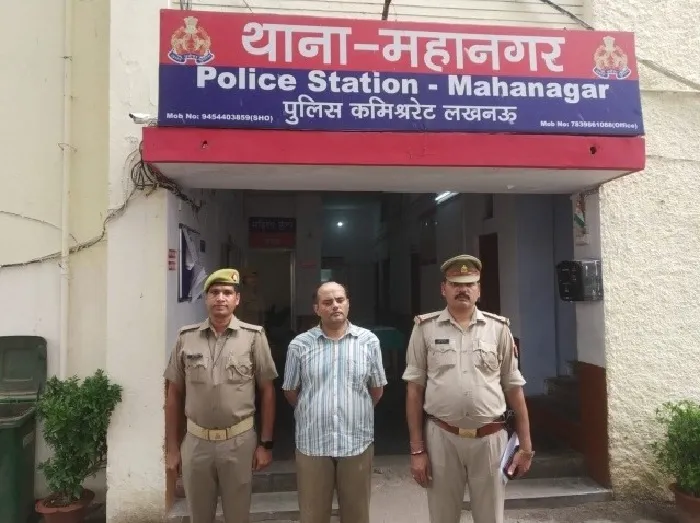 लखनऊ : आईपीएस के लिबास में रौब झाड़ना दूध सप्लायर को पड़ा भारी, गिरफ्तारी पर मांगने लगा माफी…जानें क्या है मामला