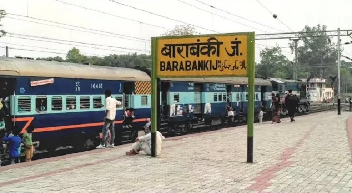 बाराबंकी में भयावह रेल हादसा टला, गैंगमैन ने संभाली थी कमान…जानें क्या है मामला