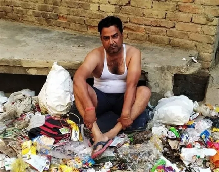 बुलंदशहर : गंदगी के अम्बार में बैठ गए नगर पालिका के पूर्व सदस्य, तस्वीर पोस्ट करने पर हरकत में आया महकमा …जानें पूरा मामला