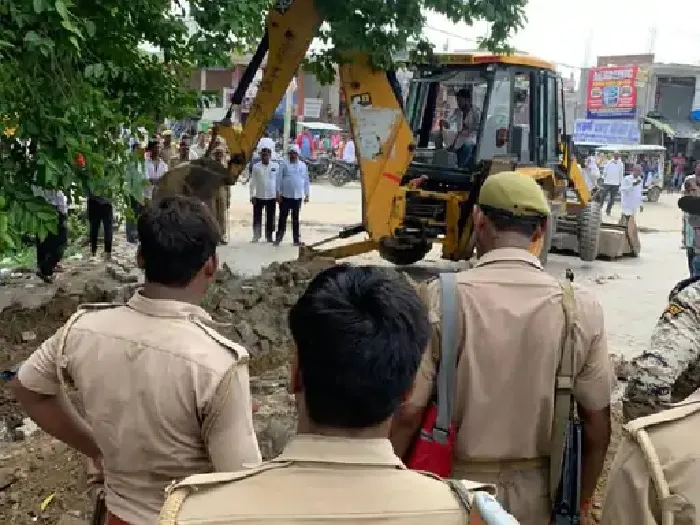 लखनऊ : सपा पार्षद के रसूख पर चला बुलडोजर… पढ़ें पूरा मामला