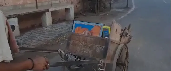  मथुरा : कचरे की गाड़ी में पीएम और सीएम की मिली तस्वीरें, सोशल मीडिया पर वीडियो वायरल