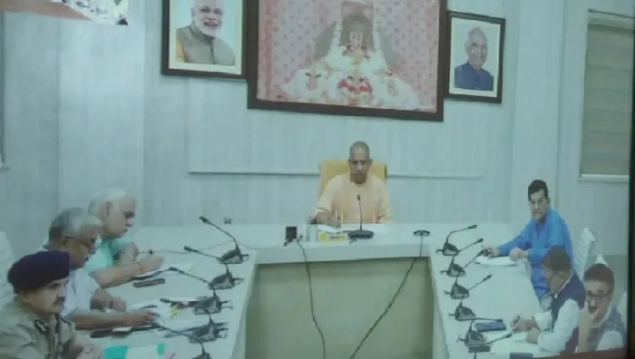 गोरखपुर : कानून व्यवस्था पर मुख्यमंत्री ने अधिकारियों को सुनाया फरमान…जानें क्या कहा